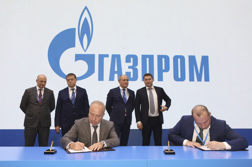 Agreement on basic terms for acquisition of REP Holding signed by Igor Zhilkin, Managing Director of GPB Asset Development, and Denis Fyodorov, Director General of Gazprom Energoholding, at 9th St. Petersburg International Gas Forum